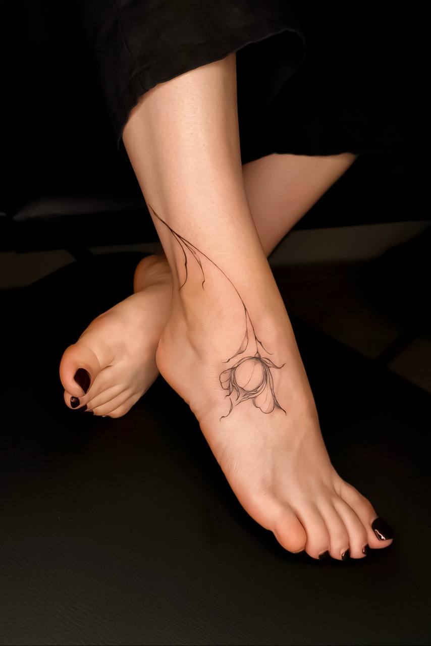 Florální tetování na chodidle / Fine line floral tattoo on foot